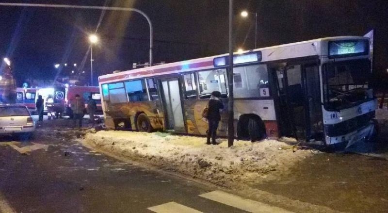 Wypadek w Piotrkowie. Autobus zderzył się z dwoma pojazdami osobowymi