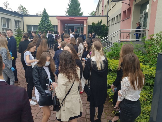 Maturzyści przed IV Liceum Ogólnokształcącym w Kielcach.