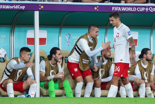 Jakub Kiwior przybija piątki z rezerwowymi partnerami z reprezentacji Polski