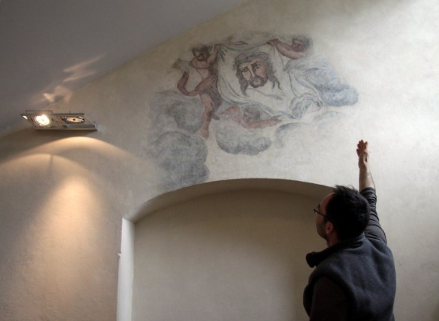 Centrum Kultury w Lublinie. W klatce schodowej, do której wchodzi się od strony podziemnego parkingu, odsłonięto malowidło przedstawiające wizerunek Chrystusa odbity na chuście św. Weroniki.