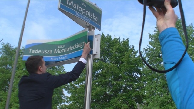 Arkadiusz Marchewka z PO zawiesił nową tabliczkę z nazwą ulicy.