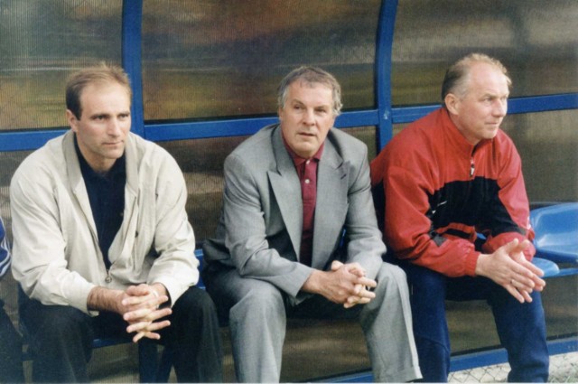 Rok 2001 Jan Furlepa (z prawej) na ławce Odry jako asystent siedzącego obok Marcina Bochynka.