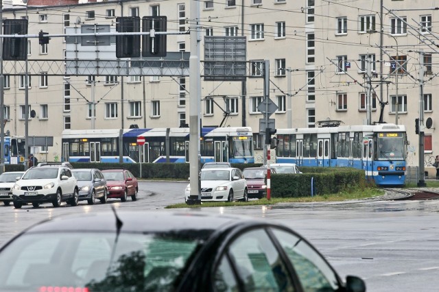 25.10.2011 wroclaw awaria trakcji tramwajowej na skrzyzowaniu grabiszynska hallera . trakcja tramwaj awaria gazeta wroclawska pawel relikowski / gazeta wroclawska