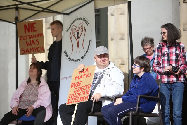 Protestujący w Katowicach chcieli wyrazić poparcie dla osób niepełnosprawnych oraz ich rodzin