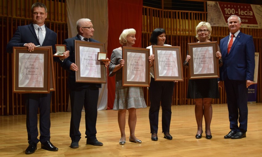 Sto lat Zespołu Szkół Ekonomicznych w Radomiu. Przemarsz ulicami miasta, wielka gala, spotkanie i bal absolwentów - tak świętował "ekonomik"