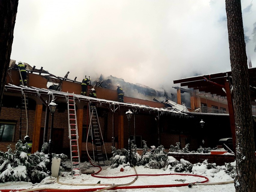 Wielki pożar hotelu Necko w Augustowie. Ogień pojawił się w nocy (zdjęcia)
