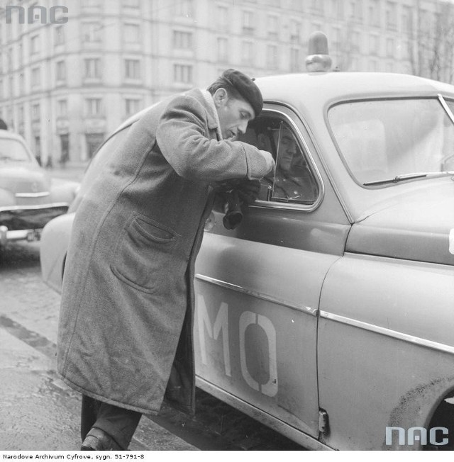 Milicyjny radiowóz pod koniec lat 50.