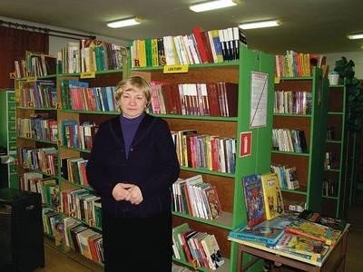 Bogaty księgozbiór stłoczony na 70 metrach - pokazuje kierownik Anna Mielus Fot. Zbigniew Wojtiuk