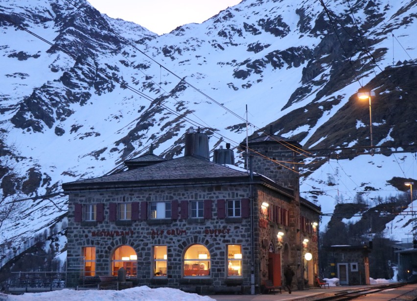 Bajkowa Alp Grüm. Na uroczej szwajcarskiej stacji można przystanąć na chwilę albo zostać na dłużej