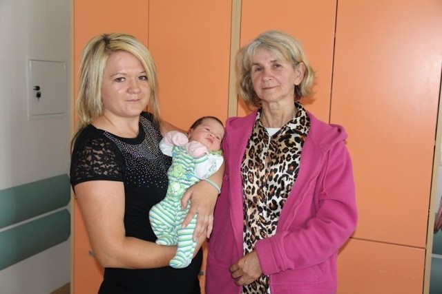Nikola Sawicka, córka Danuty i Grzegorza z Pupkowizny urodziła się 19 sierpnia. Ważyła 3300 g, mierzyła 56 cm. Na zdjęciu z babcią Teresą i ciocią Kamilą