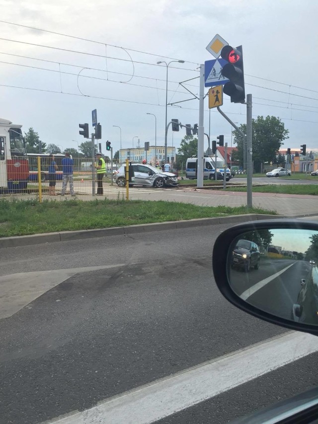 Z informacji policji wynika, że kierowca chevroleta jadąc Trasą Uniwersytecką chciał skręcić w prawo i nie ustąpił pierwszeństwa kierowcy toyoty. Doszło do zderzenia.