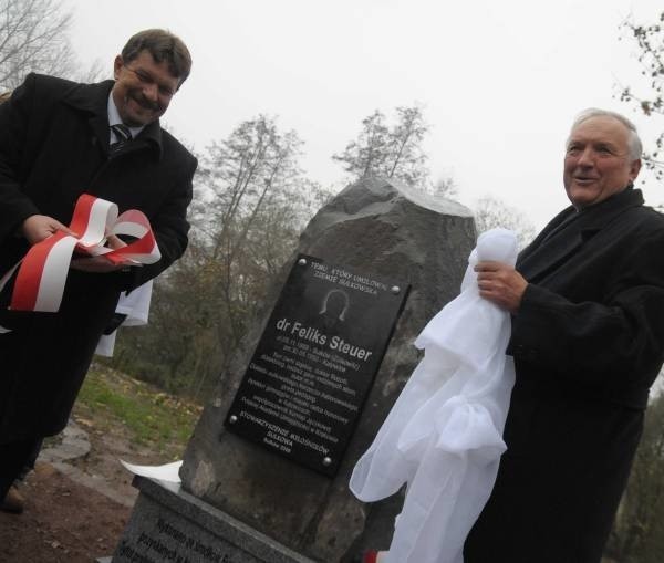 - Dziękuję mieszkańcom Sułkowa, że pamiętają o moim dziadku - mówi Piotr Wieczorek (z prawej), wnuk badacza. Obok burmistrz Eugeniusz Waga.