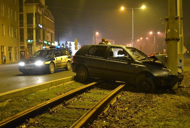 Volkswagen golf wpadł na tory tramwajowe i uderzył w słup.