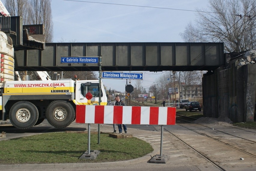 Trwa wyburzanie starego wiaduktu kolejowego nad ulicą...