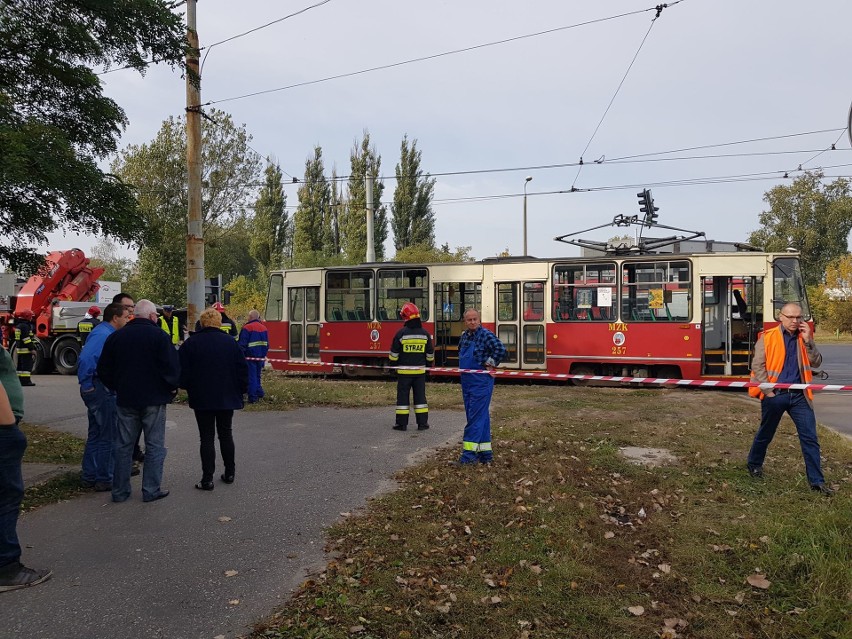 Wykolejony tramwaj po zderzeniu z autobusem na ulicy Wschodniej. Są ranni