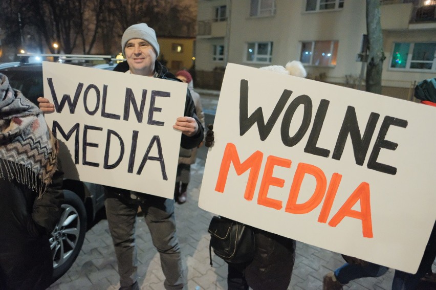 Kilkadziesiąt osób protestowało pod lubelską siedzibą TVP (ZDJĘCIA)