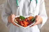 Dieta zgodna z grupą krwi zyskuje na popularności. Zobacz, co jeść, a których produktów unikać. Czy dieta zgodna z grupą krwi jest zdrowa?