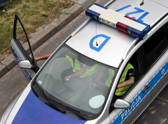 Policjanci patrolujący ulice Świdnika zauważyli mężczyznę, jak kopie zaparkowany samochód i szarpie za klamkę drzwi.