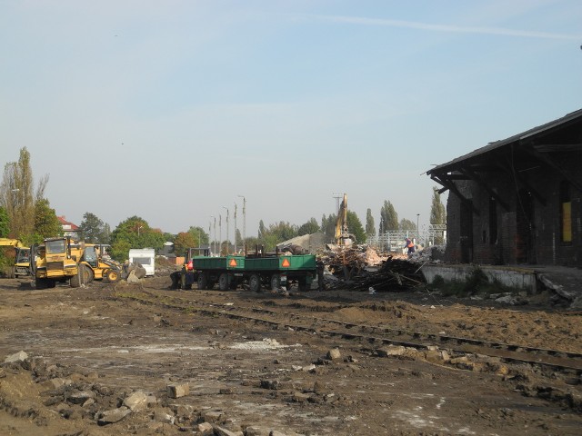 Trwają już prace rozbiórkowe na terenie kolei od strony ul. Towarowej.