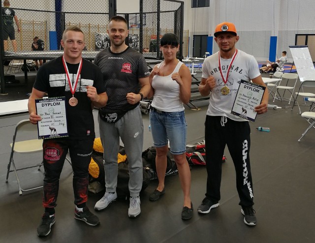 Trener Marcin Kij (drugi z lewej), obok jego żona Beata Kij, trener karate oraz zawodnicy Gerard Bąk (z lewej) i Artur Krawczyk.