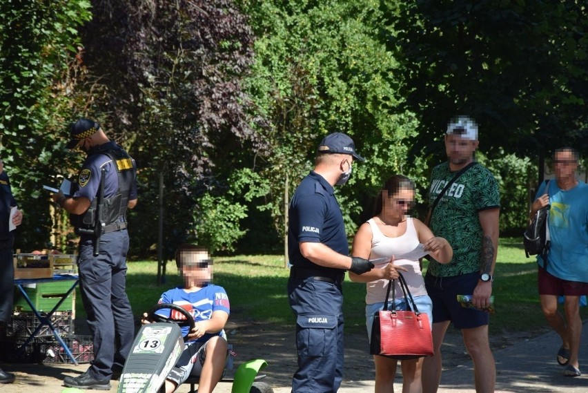 Kontrolowali plażowiczów we Władysławowie. Policja i sanepid przypominali o maseczkach i dystansie społecznym. Dali aż 100 upomnień!