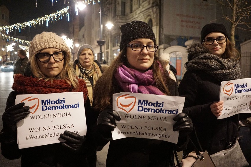 Wolne media! Protest w Łodzi przed siedzibą PiS na...