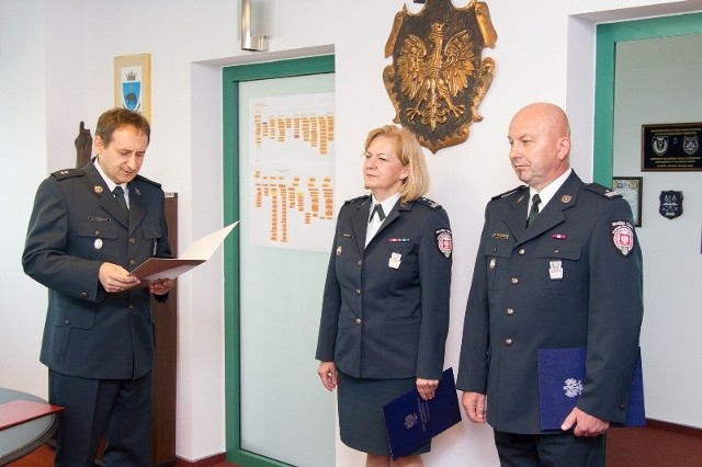 Na zdjęciu od lewej: zastępca dyrektora Izby Administracji Skarbowej w Rzeszowie podkom. Grzegorz Skowronek, mł. insp. Jadwiga Zenowicz, podinsp. Andrzej Pasternak.