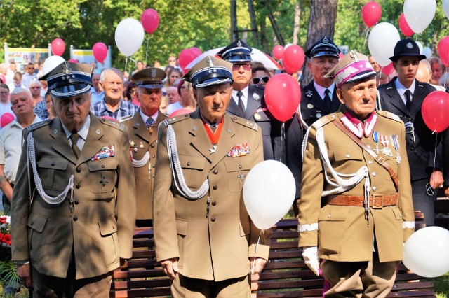 W uroczystościach, przypominających o masakrze polskich jeńców pod Dąbrową wzięli udział również kombatanci.