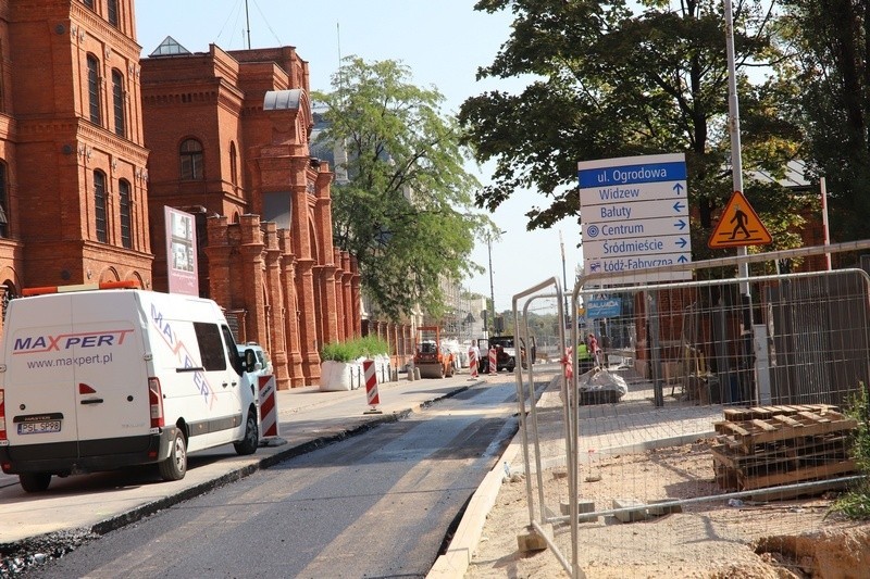 Remont ul. Ogrodowej. Drogowcy kładą asfalt na południowej...