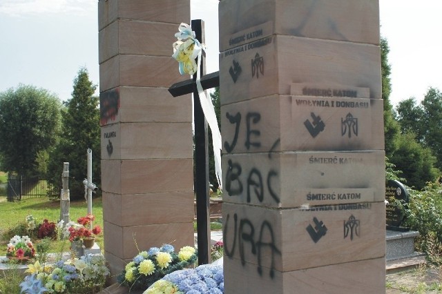 Na pomniku UPA w Hruszowicach w gm. Stubno pojawiły się obraźliwe napisany i symbole narodowe.