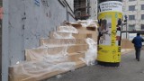 Na Ruskiej budują schody z dykty, żeby zasłonić "wstydliwe miejce"
