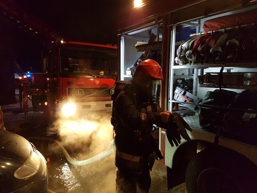 Pożar na Zgierskiej w Łodzi. 10 osób rannych i ewakuacja mieszkańców [ZDJĘCIA, FILM]