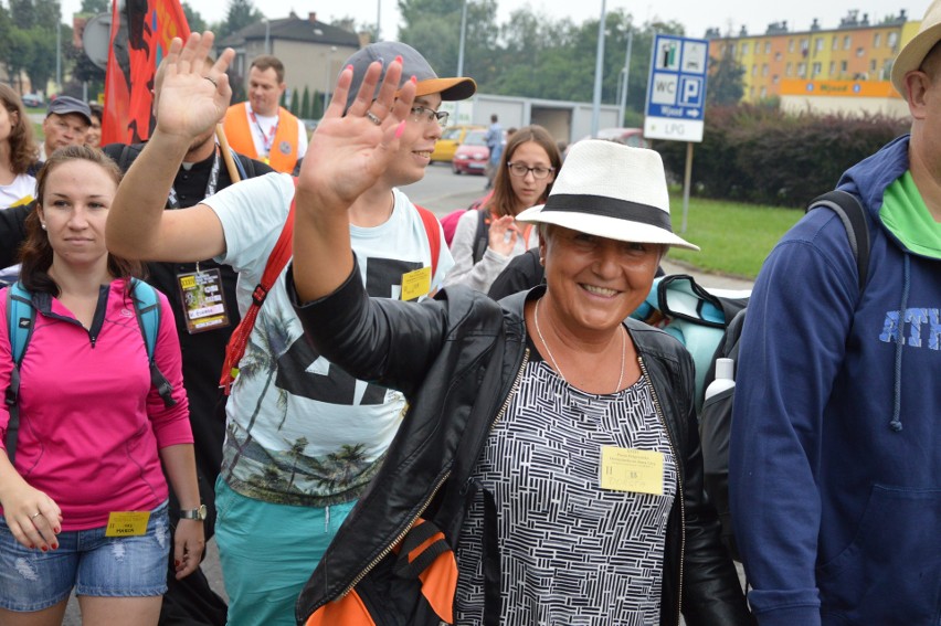 Oświęcim. Pielgrzymi w drodze na Jasną Górę [ZDJĘCIA, WIDEO]