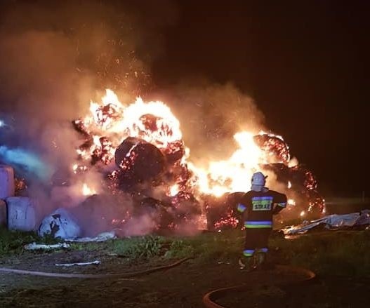 Pożar stosu bel siana wybuchł w nocy z niedzieli na poniedziałek. Zdjęcia pochodzą z FP: OSP Sztabin