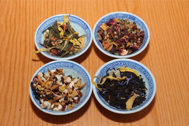 Łódź. Na zdjęciu zwykłe mieszanki herbacianych liści i najrozmaitszych przypraw oraz owoców.