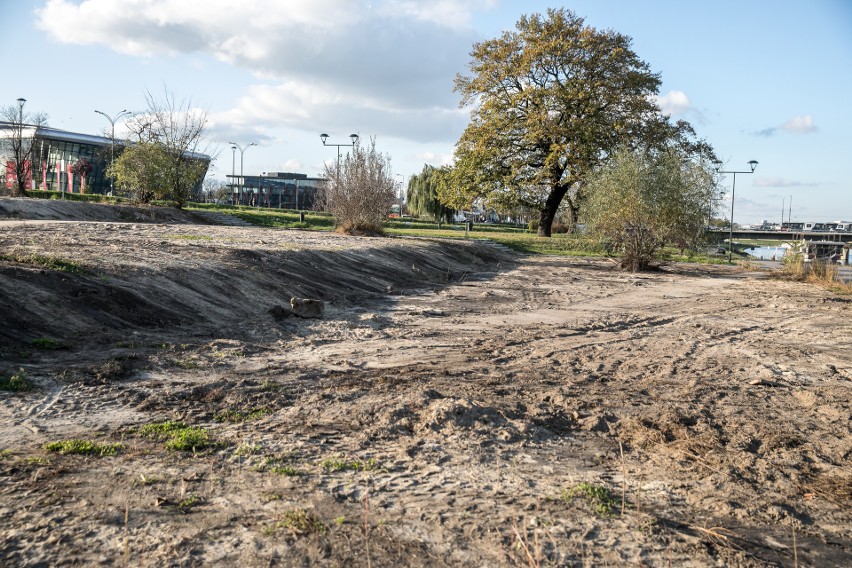 Kraków. Znika plaża nad Wisłą. Już niewiele zostało z obiektów na bulwarze Wołyńskim [ZDJĘCIA]