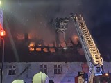 Pożar domu pod Strzelinem. Ogień gasiło 13 zastępów straży pożarnej [ZDJĘCIA]