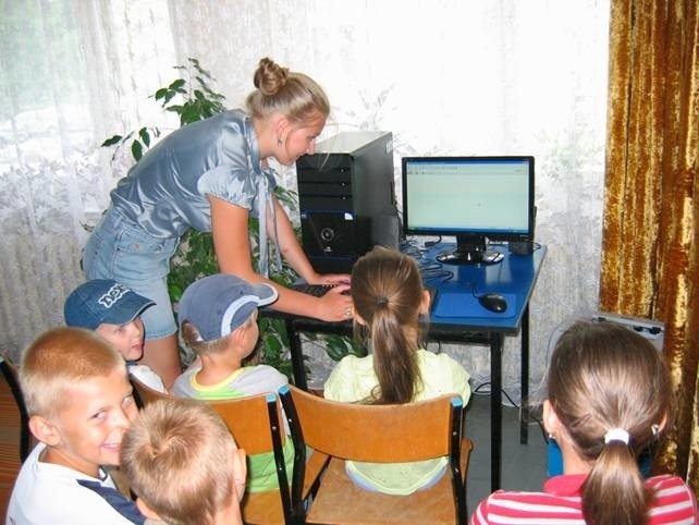 Raz w tygodniu dzieci spotykają sie na zajeciach edukacyjno...