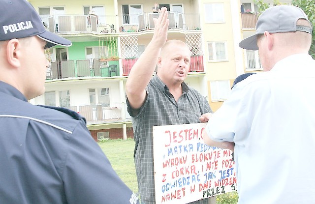 Arkadiusz Goździk przez wiele godzin protestował pod domem swojej byłej partnerki