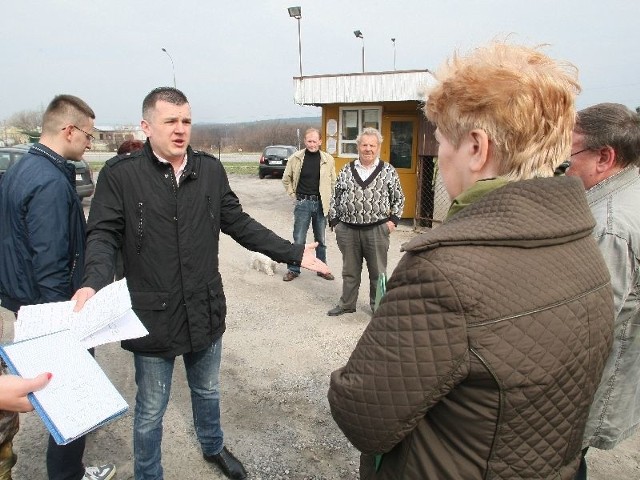 Robert Iwanek, dzierżawca parkingu na osiedlu "Na Stoku&#8221; nie chciał opuścić terenu. &#8211; Sprawę skierujemy do sądu &#8211; stwierdziła Elzbieta Jagiełło, inspektor ds. eksploatacji Spółdzielni Mieszkaniowej "Na Stoku&#8221;. 