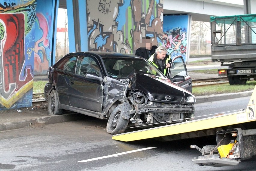 Wypadek na Krakowskiej, kierowca opla uderzył w wiadukt