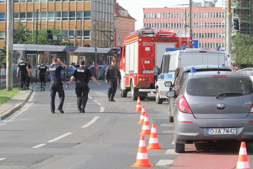 Tajemnicza teczka przy Galerii Dominikańskiej. Zamknięto ulicę Bł. Czesława