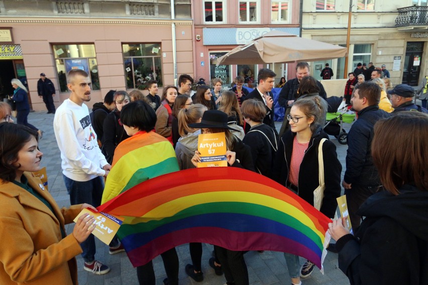 Demonstracja przeciwko próbie zakazania Marszu Równości w Lublinie (ZDJĘCIA, WIDEO)