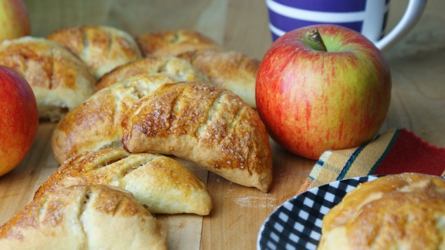 Pierożki drożdżowe z jabłkiem. Palce lizać! Zobaczcie przepis!