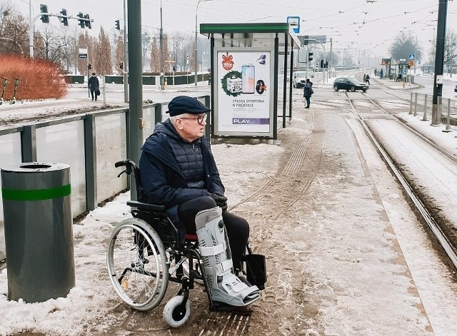 Prezydent Miasta Poznania Jacek Jaśkowiak wciąż porusza się na wózku inwalidzkim ze względu na niedawne złamanie nogi. Jak sam przyznaje, poruszanie się na wózku po zaśnieżonych chodnikach to prawdziwa lekcja pokory.