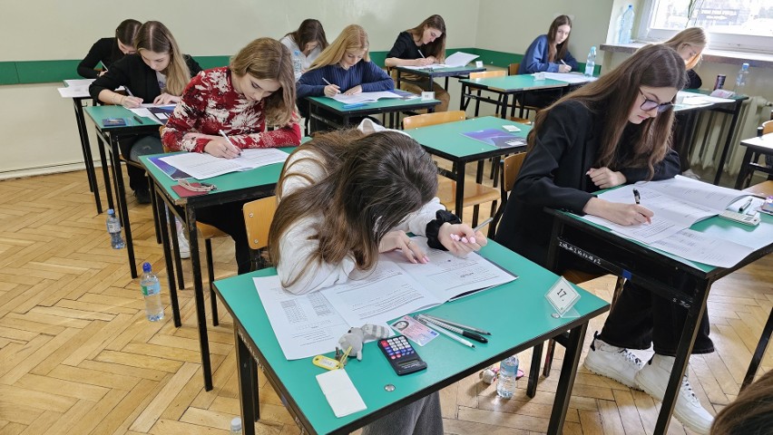 Świętokrzyska Matura Próbna 2023. Uczniowie maturzyści zmagali się z matematyką. Zobacz relacje z Kielc i powiatów ZDJĘCIA