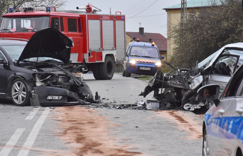 Groźny wypadek w Piekoszowie. Są ranni. Droga do Rykoszyna zablokowana