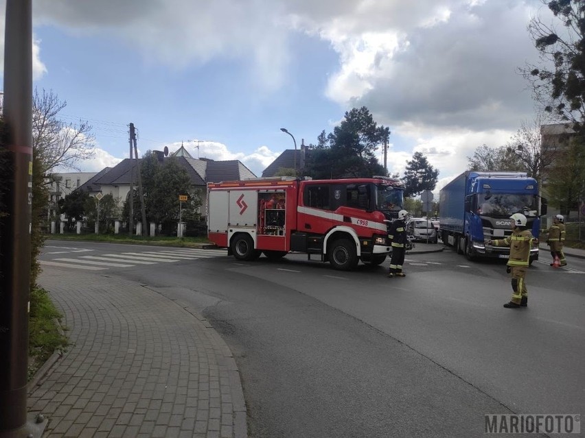 Zderzenie trzech samochodów na ul. Hallera w Opolu.