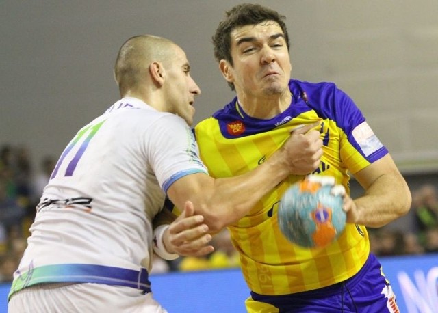 Zawodnik Vive Targi Kielce Denis Buntić w ataku na bramkę Pogoni podczas środowego, wygranego przez kielczan 41:27 meczu 6. kolejki PGNiG Superligi.