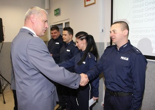 KPP Bielsk Podlaski: Nowe radiowozy w policji i odznaczenia dla policjantów (zdjęcia)